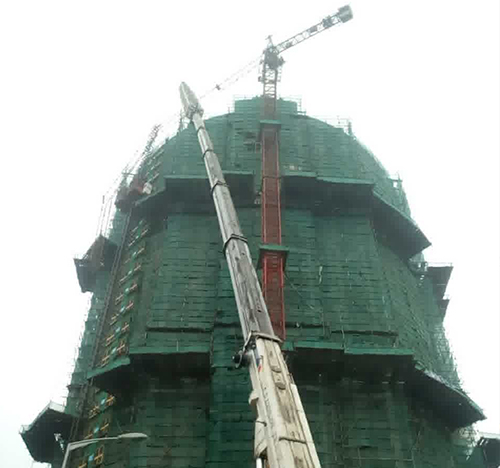 金山吊车在工地上作业